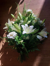 Last inn bildet i Galleri-visningsprogrammet, Bårebukett med kort